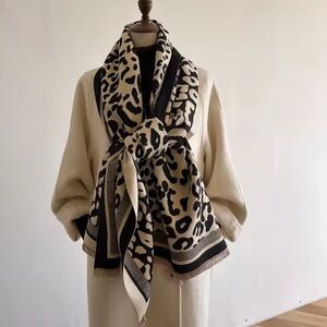 Elegant warm Scarf